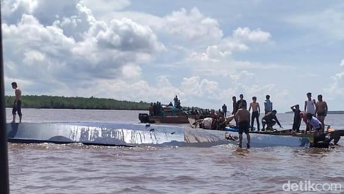 Proses evakuasi korban kecelakaan kapal Evelyn di Inhil, Riau.