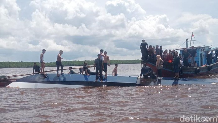 Proses evakuasi korban kecelakaan kapal Evelyn di Inhil, Riau.