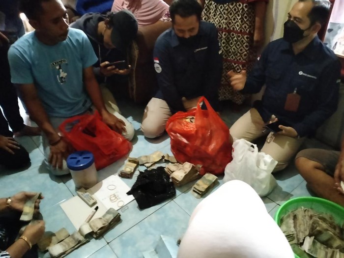Proses penghitungan uang lusuh Kakes Sarneli oleh Tim BI dan keluarga. Totalnya Rp 77 juta
