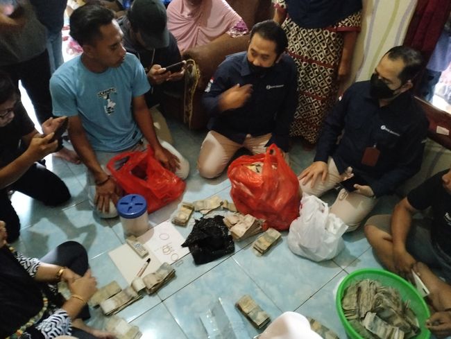 Proses penghitungan uang lusuh Kakes Sarneli oleh Tim BI dan keluarga