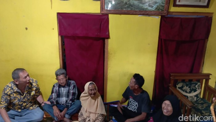 PT. Citra Karya Jabar Tol (CKJT), Jusuf Hamka saat menyambangi rumah pasangan lansia Ojo Sujono (77) dan Halimah (76).
