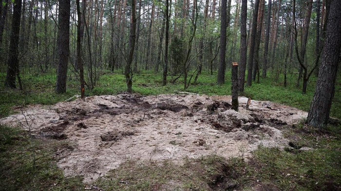 Puing Objek Militer Misterius Ditemukan di Hutan Polandia Puing-puing dari sebuah objek militer yang tak teridentifikasi atau misterius ditemukan di hutan dekat kota Bydgoszcz, Polandia bagian utara. Ini penampakannya.