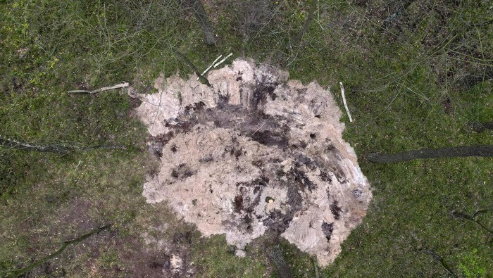 Puing Objek Militer Misterius Ditemukan di Hutan Polandia Puing-puing dari sebuah objek militer yang tak teridentifikasi atau misterius ditemukan di hutan dekat kota Bydgoszcz, Polandia bagian utara. Ini penampakannya.
