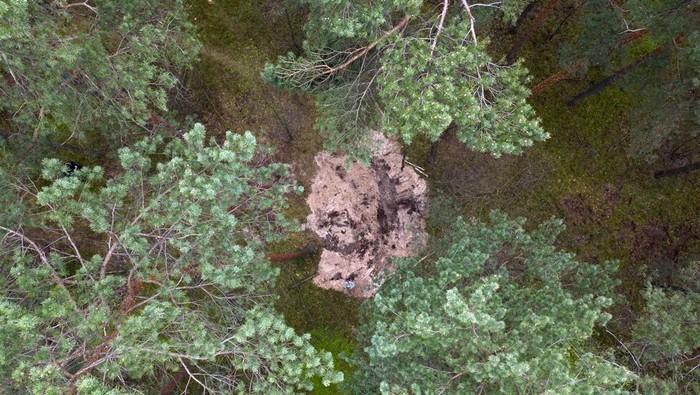 Puing Objek Militer Misterius Ditemukan di Hutan Polandia Puing-puing dari sebuah objek militer yang tak teridentifikasi atau misterius ditemukan di hutan dekat kota Bydgoszcz, Polandia bagian utara. Ini penampakannya.