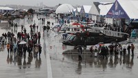Pengunjung melihat sejumlah kendaraan tempur di Teknofest 2023 di Bandara Ataturk Istanbul, Turki, Kamis (27/4/2023).  