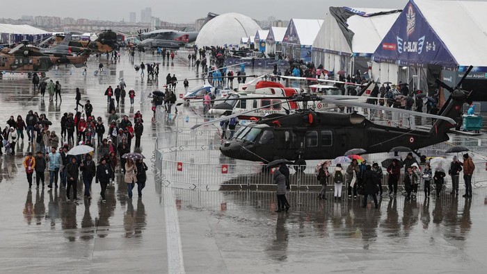 Puluhan Kendaraan Tempur Unjuk Gigi di Pameran Teknologi Terbesar Turki ISTANBUL, TURKIYE - APRIL 27: A view from day one of TurkiyeΓ’s largest technology and aviation event TEKNOFEST at IstanbulΓ’s Ataturk Airport on April 27, 2023 in Istanbul, Turkiye. (Photo by Berk Ozkan/Anadolu Agency via Getty Images)
