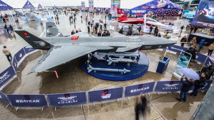 Puluhan Kendaraan Tempur Unjuk Gigi di Pameran Teknologi Terbesar Turki ISTANBUL, TURKIYE - APRIL 27: A view from day one of TurkiyeΓ’s largest technology and aviation event TEKNOFEST at IstanbulΓ’s Ataturk Airport on April 27, 2023 in Istanbul, Turkiye. (Photo by Berk Ozkan/Anadolu Agency via Getty Images)