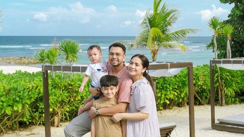 Raffi Ahmad foto bareng dengan Nagita Slavina.