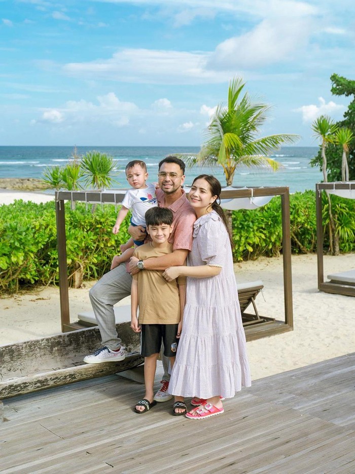 raffi ahmad Raffi Ahmad foto bareng dengan Nagita Slavina.