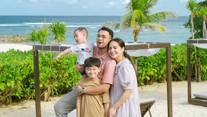 raffi ahmad Raffi Ahmad foto bareng dengan Nagita Slavina.