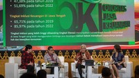 Menteri Pariwisata dan Ekonomi Kreatif Sandiaga Uno (kedua kiri) bersama Gubernur Jawa Tengah Ganjar Pranowo (kedua kanan), Kepala Eksekutif Pengawas Perilaku Pelaku Usaha Jasa Keuangan, Edukasi dan Pelindungan Konsumen Otoritas Jasa Keuangan (OJK) Friderica Widyasari Dewi (kiri) dan Presenter TV Senandung Nacita selaku moderator (kanan) memberikan pemaparan dalam Rapat Koordinasi Daerah (Rakorda) dan Pleno Tim Percepatan Akses Keuangan Daerah (TPAKD) Se-Jawa Tengah di Semarang, Jawa Tengah, Kamis (27/4/2023). 