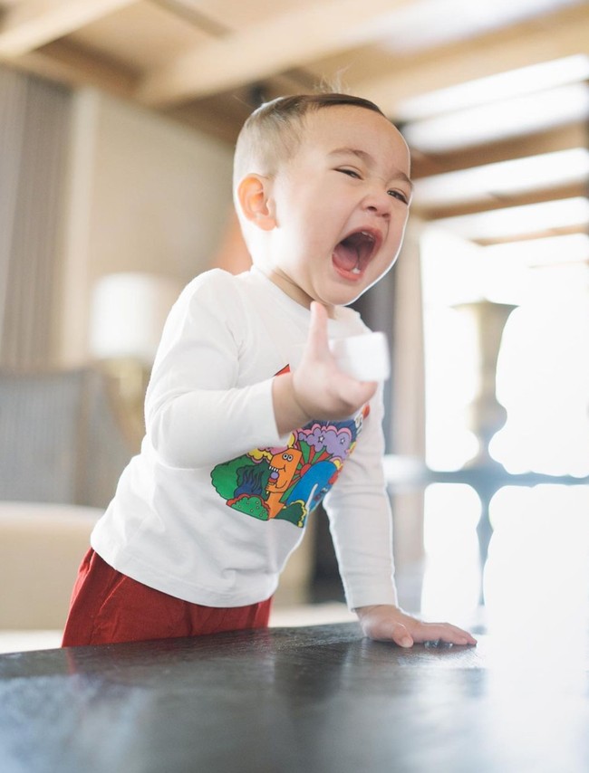 Melalui salah satu unggahan di akun Instagram @raffinagita1717, terlihat foto-foto Cipung saat tengah marah. Ceritanya marah Cipung !!!??? Gak ada galaknya  tulis keterangan dalam unggahan tersebut. Foto: Instagram/@raffinagita1717