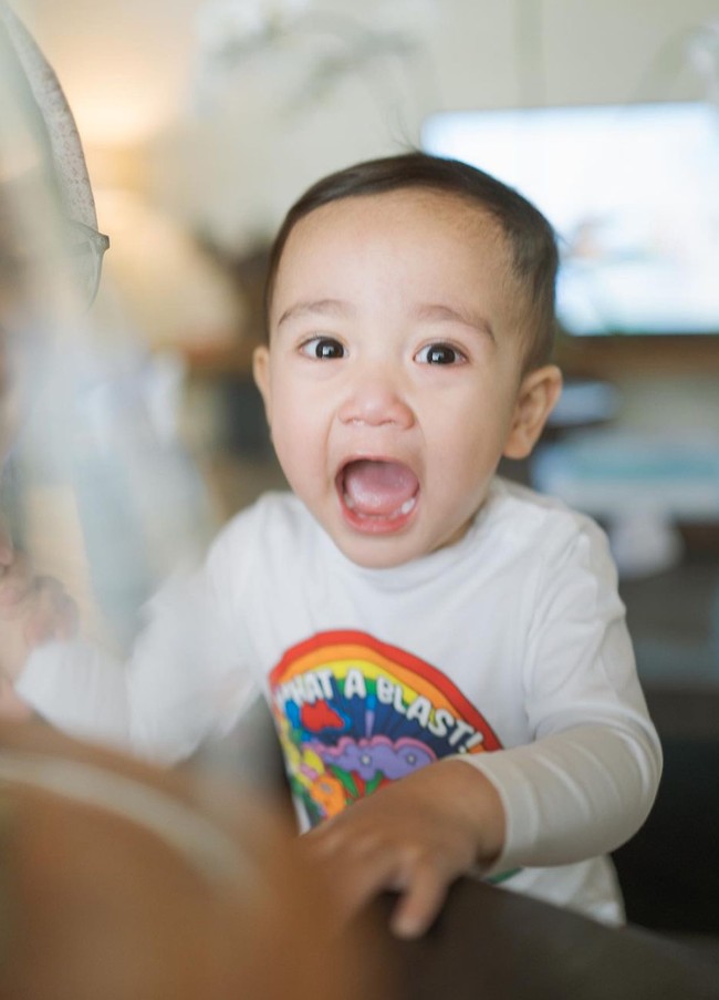 Alih-alih terlihat galak, wajah Cipung justru terlihat makin lucu dan menggemaskan. Lihat saja potretnya saat sedang membuka mulut lebar-lebar yang satu ini. Foto: Instagram/@raffinagita1717