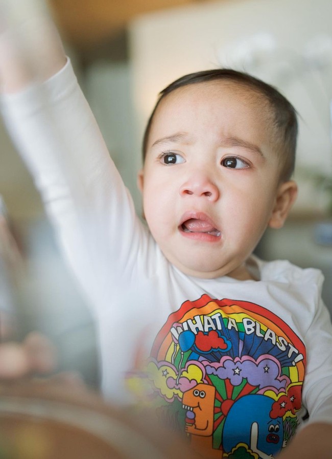 Unggahan foto-foto Cipung saat sedang marah itu pun langsung ramai dibanjiri beragam komentar netizen. Tak sedikit yang menyebut jika wajah dan penampilannya justru jadi makin menggemaskan saat sedang marah. Foto: Instagram/@raffinagita1717