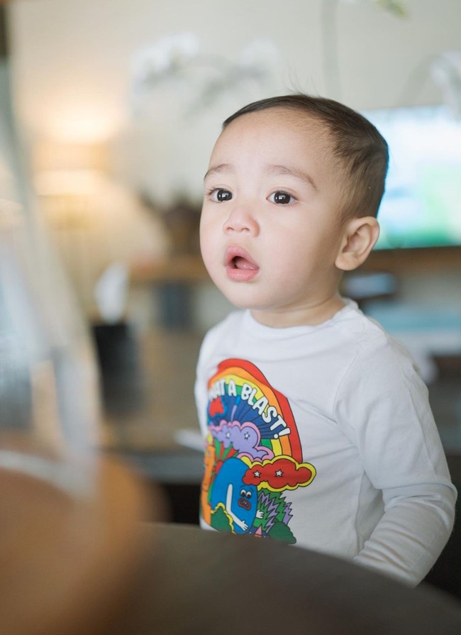 Melihat foto-foto lucu dan menggemaskan Cipung banyak netizen yang bahkan meminta agar foto Cipung bisa diunggah lebih banyak lagi. slidenya kurang banyak pung, komentar salah seorang netizen. Minimall 1000slidee klo bisa aa @raffinagita1717 gemes aku. Aku gkbisa klo gak komen soal cipung tambah netizen lain. Foto: Instagram/@raffinagita1717