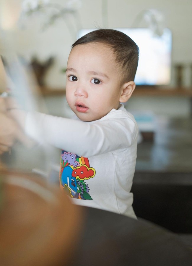 Sejak masih di dalam kandungan, anak kedua Raffi dan Nagita itu memang sudah mencuri atensi. Tak hanya karena berasal dari keluarga artis, melainkan juga karena tingkah dan parasnya yang lucu menggemaskan. Foto: Instagram/@raffinagita1717