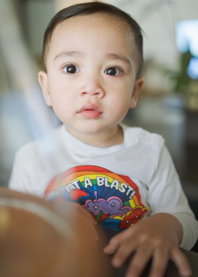 Dengan wajah melongo serius seperti ini, adik Rafathar Malik Ahmad itu tampak begitu menggemaskan. Tak ada sedikitpun wajah galak. Adanya justru orang yang melihatnya jadi dibuat tertawa gemas. Foto: Instagram/@raffinagita1717