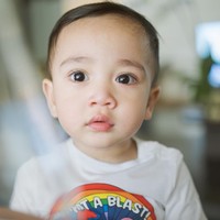 Dengan wajah melongo serius seperti ini, adik Rafathar Malik Ahmad itu tampak begitu menggemaskan. Tak ada sedikitpun wajah galak. Adanya justru orang yang melihatnya jadi dibuat tertawa gemas. Foto: Instagram/@raffinagita1717