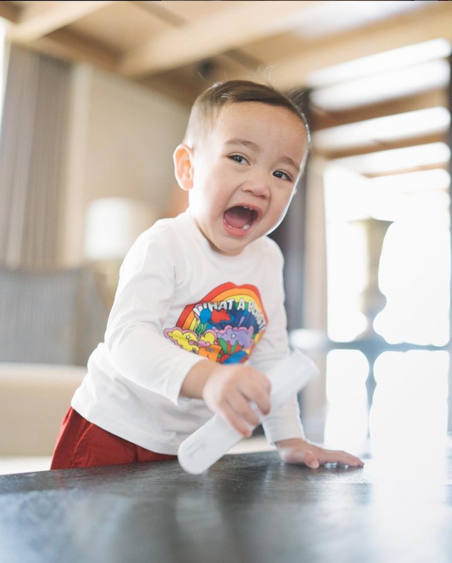 Jadi salah satu anak artis favorit para netizen, Rayyanza Cipung kerap mencuri atensi. Berkat wajah dan tingkahnya yang lucu anak kedua Raffi Ahmad dan Nagita Slavina itu selalu berhasil membuat banyak netizen jadi ikut gemas. Foto: Instagram/@raffinagita1717