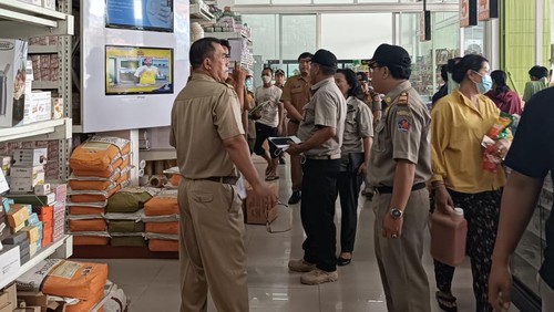 Satpol PP Buleleng merazia sejumlah toko ritel dan minimarket yang menjual plastik sekali pakai. Jika ditemukan, toko terancam ditutup.