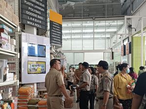 Satpol PP Razia Plastik Sekali Pakai, Ancam Tutup Toko yang Jualan