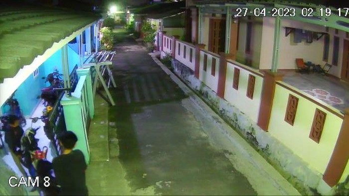 Rekaman CCTV dua maling angkat motor korban. (Foto: Istimewa)