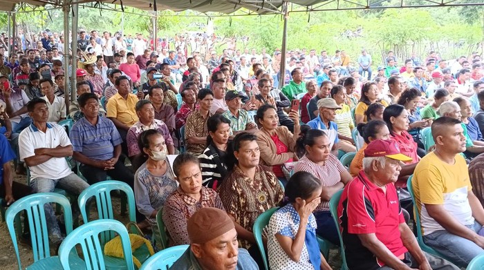 Ribuan warga dari empat Kecamatan di Rote Ndao hadiri sosialisasi di kantor Camat Rote Timor, Kabupaten Rote Ndao, NTT terkait dana ganti rugi tumpahan minyak Montara. (Yufen Ernesto/detikBali)