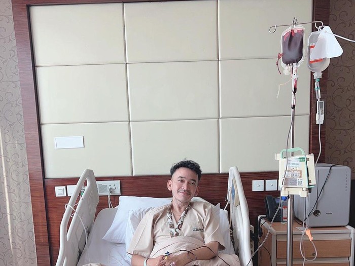 Ruben Onsu menjalani perawatan di rumah sakit.