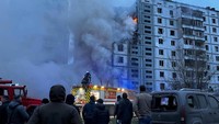 Sebagian bangunan terbakar usai dihantam rudal. Asap juga membubung dari lokasi.