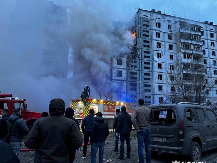 Invasi Rusia ke Ukraina belum menunjukkan tanda-tanda berhenti. Terbaru, serangan rudal Rusia menghantam apartemen di Uman, Cherkasy, Jumat (28/4/2023).