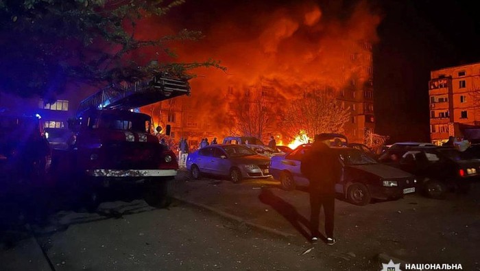 Invasi Rusia ke Ukraina belum menunjukkan tanda-tanda berhenti. Terbaru, serangan rudal Rusia menghantam apartemen di Uman, Cherkasy, Jumat (28/4/2023).