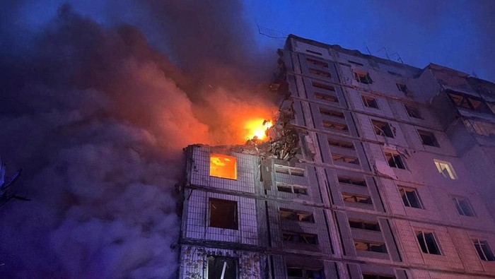 Invasi Rusia ke Ukraina belum menunjukkan tanda-tanda berhenti. Terbaru, serangan rudal Rusia menghantam apartemen di Uman, Cherkasy, Jumat (28/4/2023).