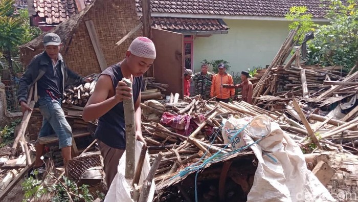 Rumah panggung milik Oman ambruk diterjang cuaca ekstrem pada Jumat (28/4/2023).