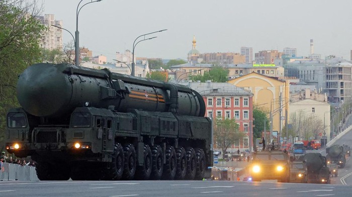 Rusia menggelar latihan parade militer untuk perayaan Hari Kemenangan Perang Dunia II. Sejumlah alutsista dikerahkan, salah satunya rudal balistik antarbenua Yars.