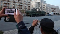 Sistem rudal balistik antarbenua Yars yang dihadirkan dalam latihan parade militer itu memiliki jangkauan operasional hingga 12.000 kilometer. Reuters/Yulia Morozova.