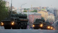 Sistem rudal anti-pesawat S-400 juga terlibat dalam latihan parade militer Rusia. Reuters/Evgenia Novozhenina.