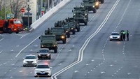 Iring-iringan kendaraan lapis baja saat mengikuti latihan parade militer Rusia.