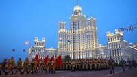 Seperti diketahui, Rusia akan merayakan Hari Kemenangan Perang Dunia II setiap 9 Mei. Berbagai persiapan seperti latihan parade militer pun dilakukan. Evgenia Novozhenina.
