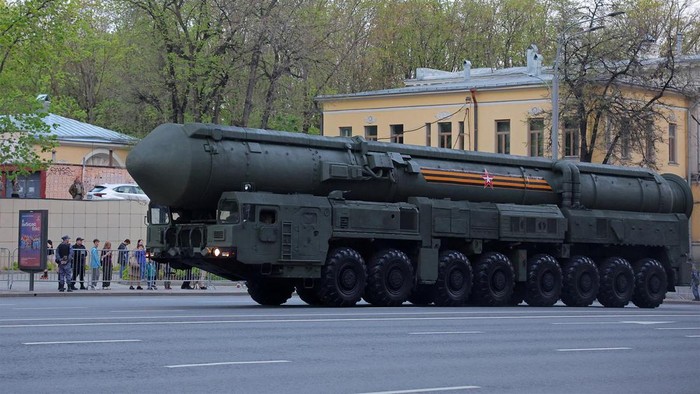 Rusia Pamer Rudal Balistik Antarbenua di Latihan Parade Militer Rusia menggelar latihan parade militer untuk perayaan Hari Kemenangan Perang Dunia II. Sejumlah alutsista dikerahkan, salah satunya rudal balistik antarbenua Yars.