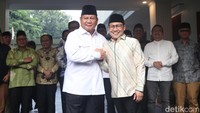 Terlihat Prabowo dan Cak Imin saling berangkulan. Wasekjen PKB Syaiful Huda juga menyalami Prabowo. Kedatangan pengurus DPP PKB juga disambut oleh Waketum Gerindra Sugiono.