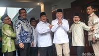 Terlihat pula Waketum PKB Jazilul Fawaid dalam pertemuan ini. Sebelum memasuki kediaman Prabowo, para pengurus sempat melontarkan halalbihalalal selepas Idul Fitri. Pertemuan kemudian digelar di dalam rumah Prabowo.