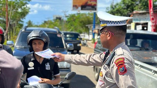 Satlantas Polres Manggarai Barat membagikan brosur dan stiker berisi informasi rekayasa lalu lintas jelang gelaran KTT ASEAN.