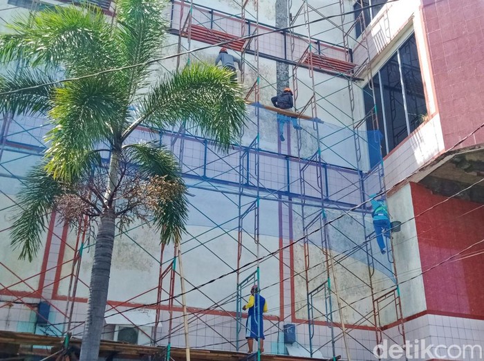 Sejumlah pekerja sedang mengecat ulang Plaza Klaten, beberapa hari lalu, April 2023.