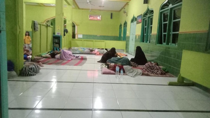 Sejumlah warga mengungsi akibat banjir melanda wilayah perkotaan Kabupaten Cilacap, Kamis (27/4/2023) malam.