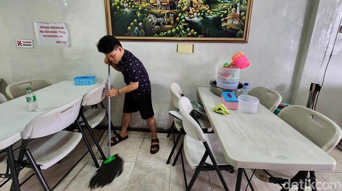 Sektor Kuliner Mulai Menggeliat Pascalebaran Pekerja restoran Padang 'Bopet Mini' membersihkan dapur dan meja makan di kawasan Bendungan Hilir (Benhil), Jakarta Pusat, Jumat (28/4/2023). Restoran tersebut mulai melayani pembeli Sabtu (29/3) esok, setelah sepekan libur Idul Fitri 2023. Hingga hari ini, sejumlah tempat makanan masih terpantau tutup dan menyulitkan pekerja kantoran maupun warga untuk memenuhi kebutuhan konsumsi makanan.