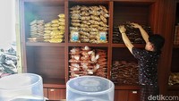Rak-rak juga mulai diisi dengan aneka camilan.