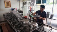 Pekerja restoran Padang Bopet Mini membersihkan perlengkapan penjualan di kawasan Bendungan Hilir (Benhil), Jakarta Pusat, Jumat (28/4/2023).