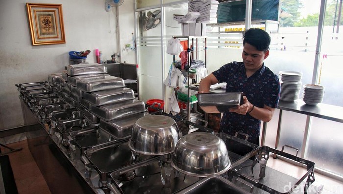 Pekerja restoran Padang 'Bopet Mini' membersihkan dapur dan meja makan di kawasan Bendungan Hilir (Benhil), Jakarta Pusat, Jumat (28/4/2023). Restoran tersebut mulai melayani pembeli Sabtu (29/3) esok, setelah sepekan libur Idul Fitri 2023. Hingga hari ini, sejumlah tempat makanan masih terpantau tutup dan menyulitkan pekerja kantoran maupun warga untuk memenuhi kebutuhan konsumsi makanan.