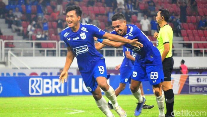 Selebrasi Bayu Fiqri (no.13) usai menjebol gawang PSM Makassar dalam laga di Stadion Jatidiri Semarang. Foto diunggah Jumat (28/4/2023).