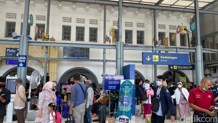 Septi (38) dan Rifa (16), pemudik saat ditemui di Stasiun Pasar Senen, Jumat (28/4/2023). Foto: Fatia/detikcom